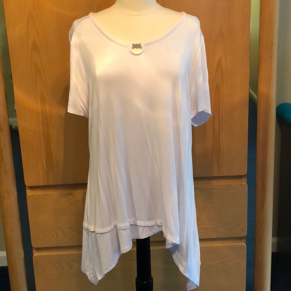 RAFAELLA SHORT SLEEVE SHARKBITE HEM TOP